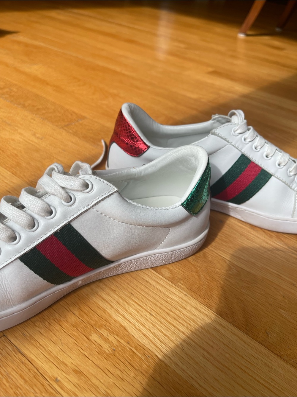 Women’s White Leather Low-Top Sneakers w/ Green and Red Stripe w/embroidered bee - Picture 6 of 8